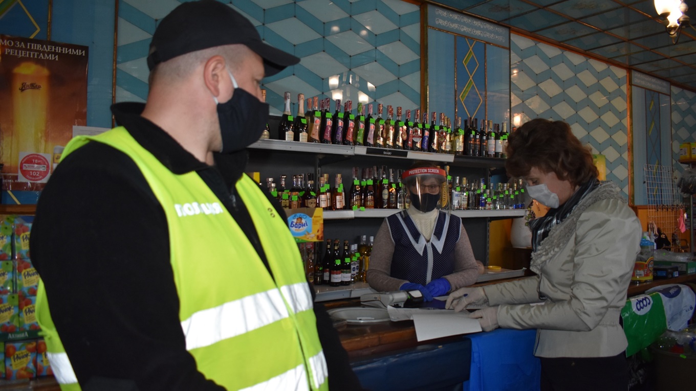 Дистанція, дезінфекція, маски. Як дотримуються вимог карантину аптеки і магазини Сірогозщини