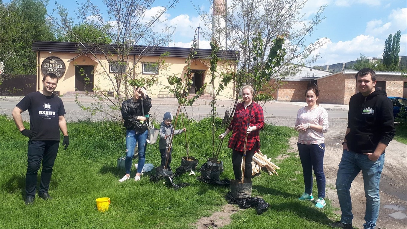 Активісти висадили сакури біля дитячого майданчика на Спаській Леваді