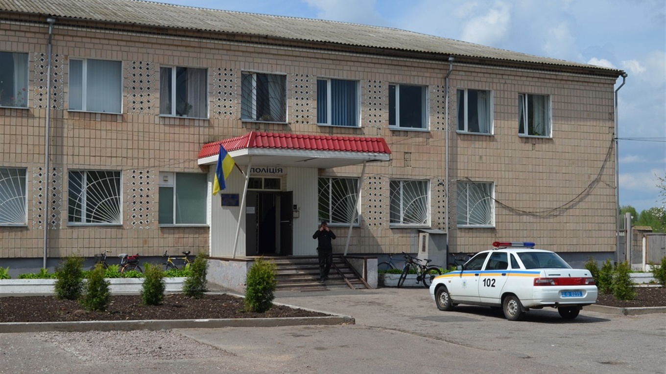 Не всім у Корюківці сподобалося, що біля поліції спиляли ялинки. Як тепер виглядає ця територія