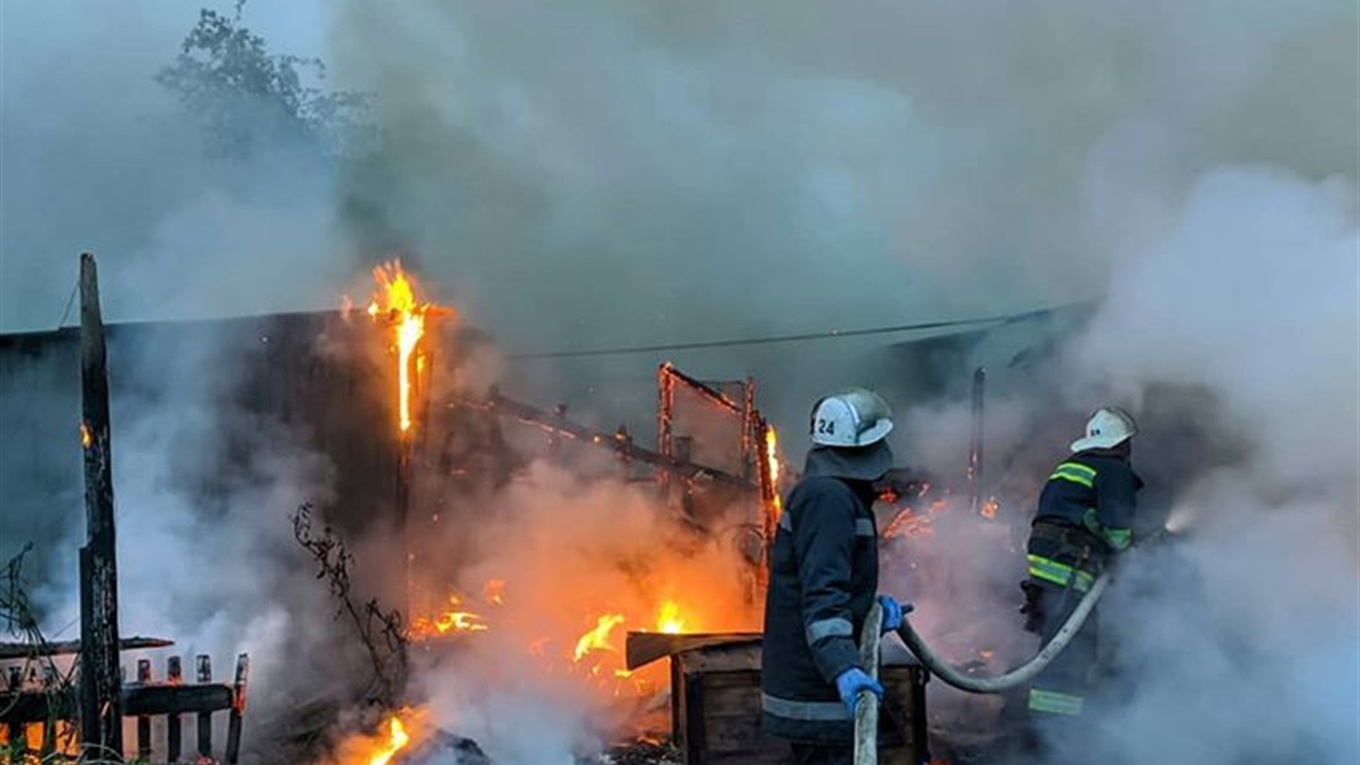 Пожежа у Панютиному: 12 травня у селищі ледь не згорів житловий будинок