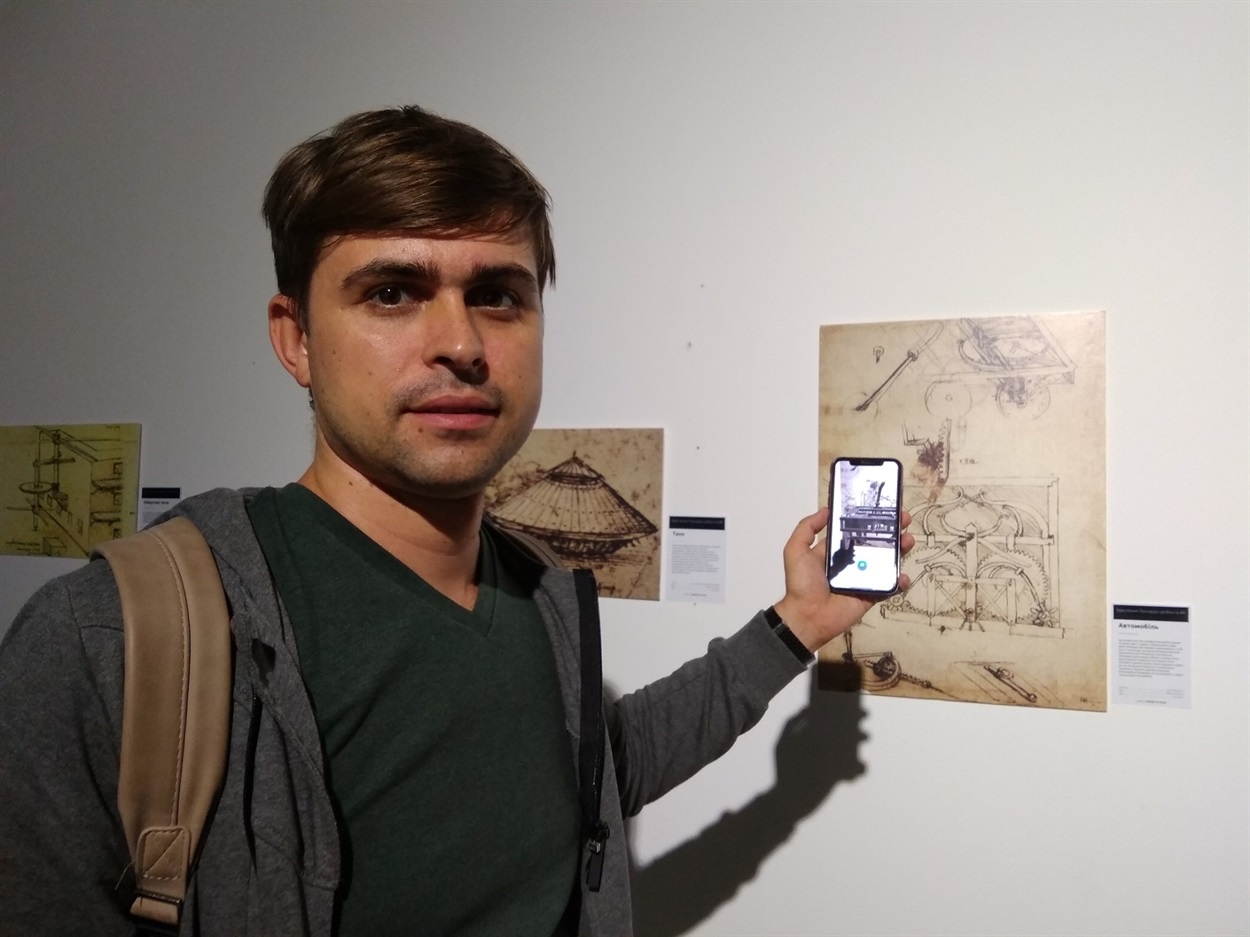 Никита Кравцов на выставке «Чертежи Леонардо да Винчи»