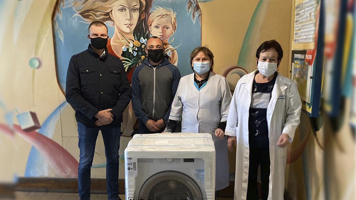 Волонтери передали співробітникам Добропільської ЛІЛ нову пральну машину 