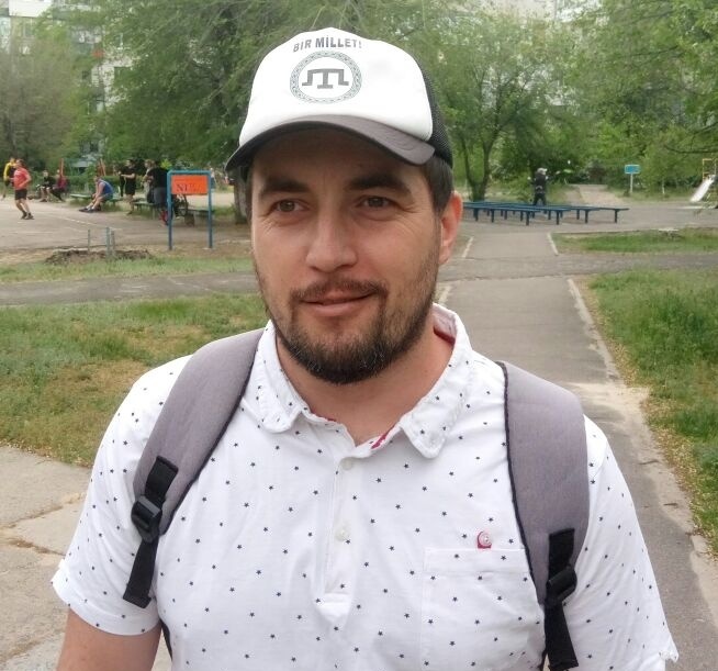 На бейсболке Айдера – герб крымских татар тамга и надпись «бир миллет» – единый народ