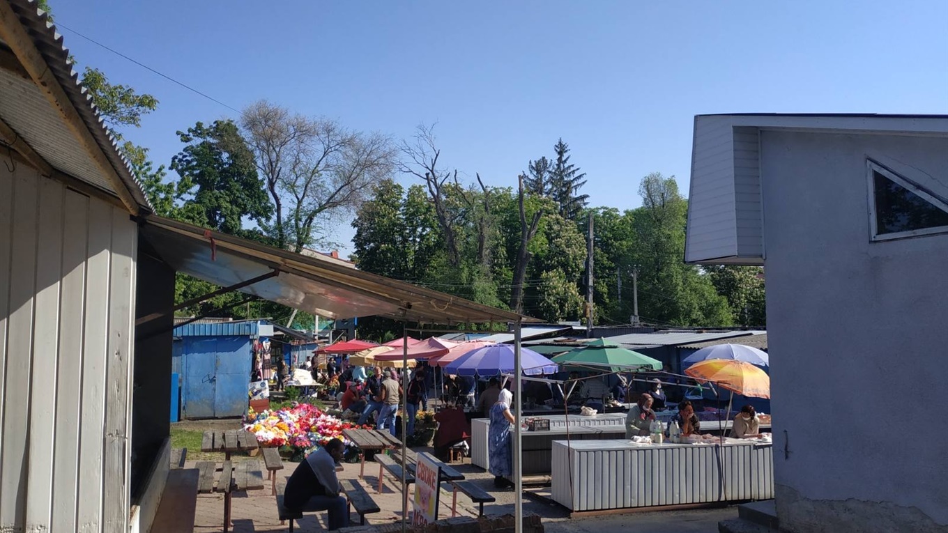 Кіцманський ринок відкрили після карантину: активно купують розсаду і овочі