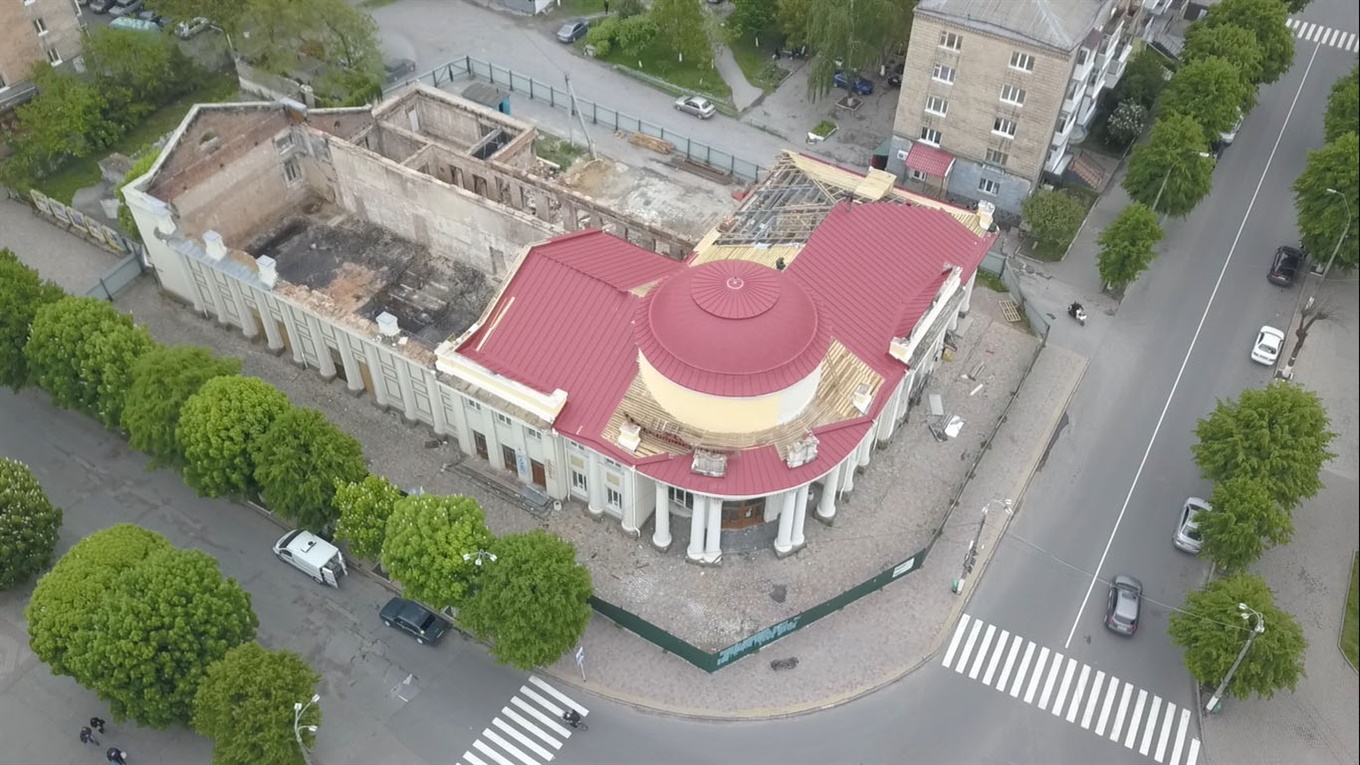 Два роки після пожежі у Молодіжному центрі: що відбувалось із будівлею та владою