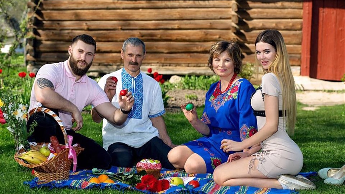 Подружжя Козорізів збудувало в батьківському саду стильну альтанку. Друзі не вірять, що власноруч
