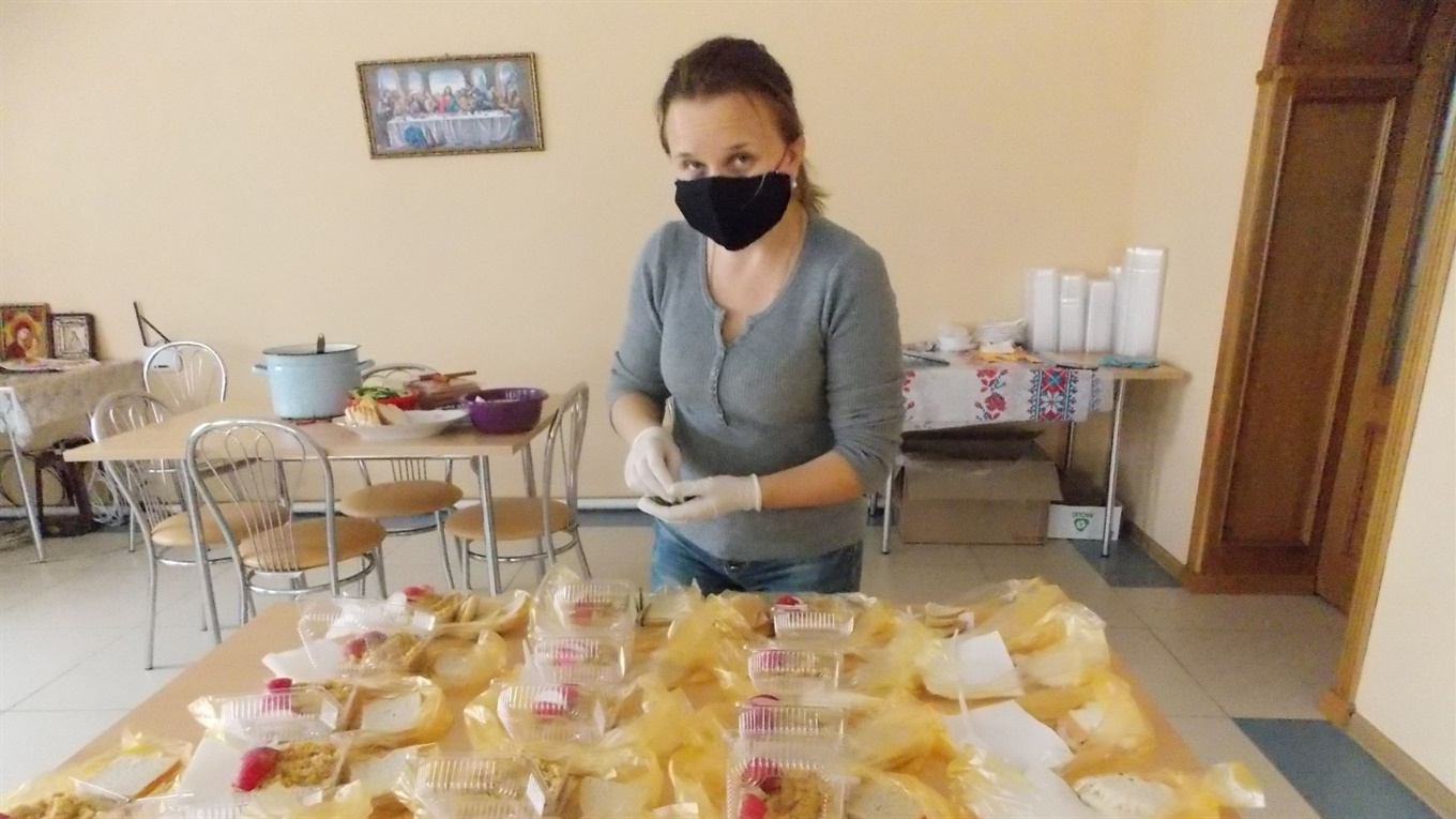 Приходят семьями, многие прячут глаза. Для кого готовят бесплатные обеды в храме в Константиновке