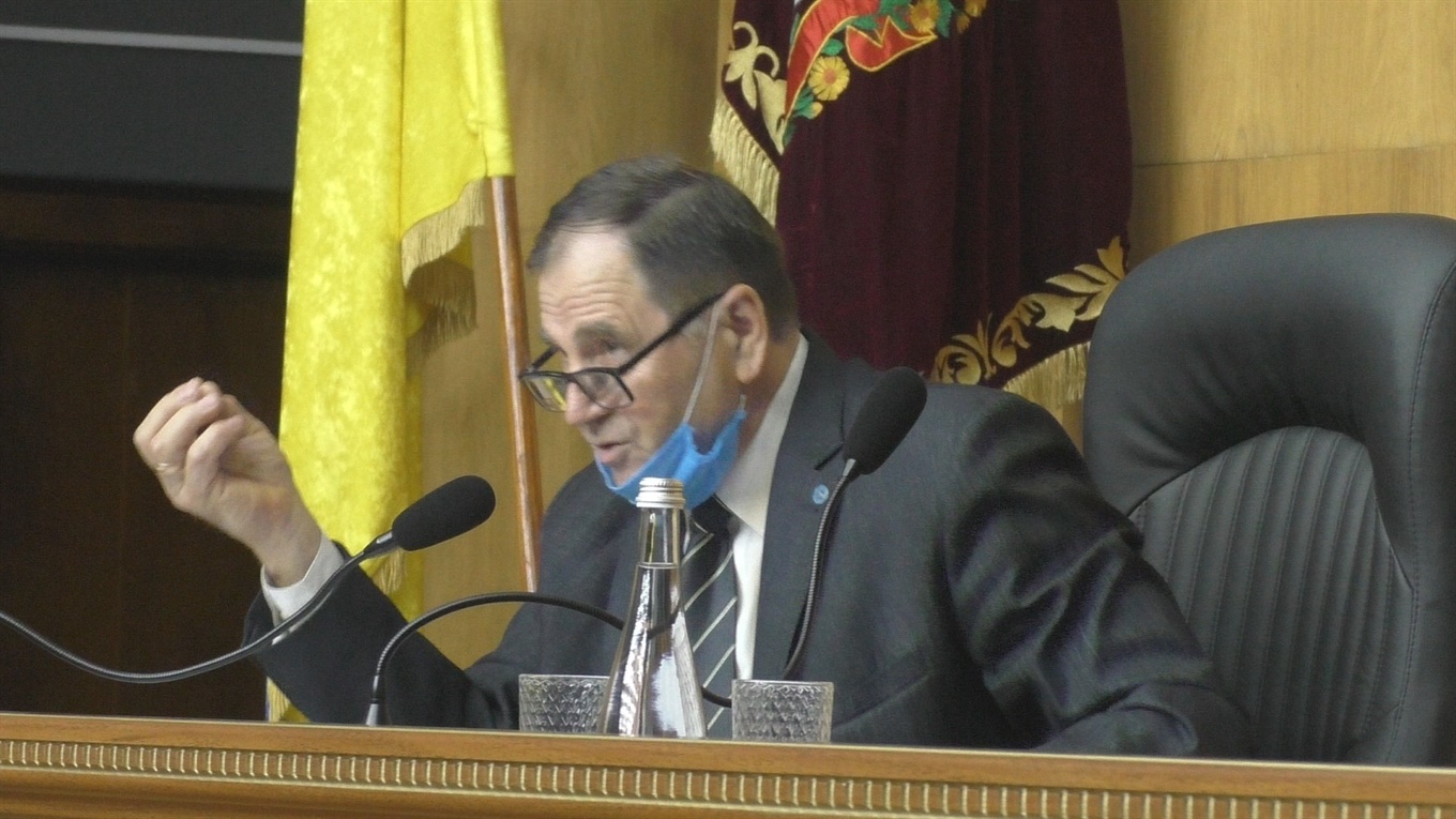 "Стрельніть у нього з рогатки!": секретар міської ради зірвався на журналіста під час сесії
