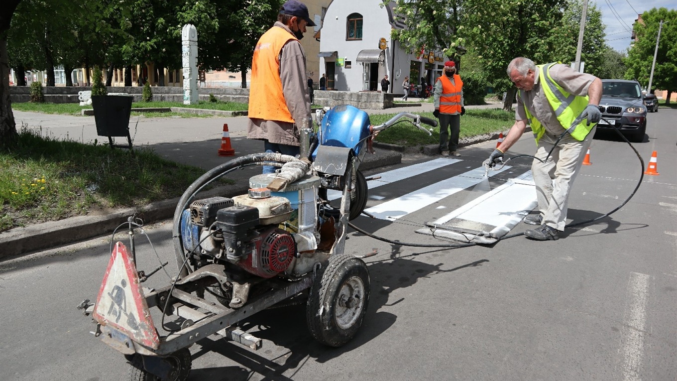 У Червонограді малюють нову дорожню розмітку на пішохідних переходах. Закупили фарби на 100 тисяч