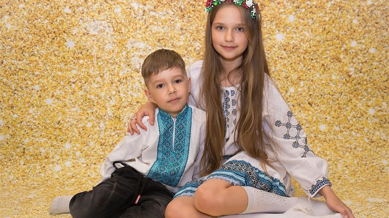 У вишиванці онлайн. Соцмережі заполонили яскраві фото нетішинців