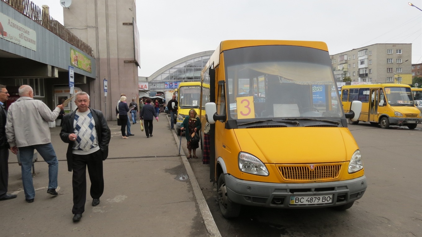 У першій половині дня роботу міських автобусів вирішили відновити. Але після обіду передумали