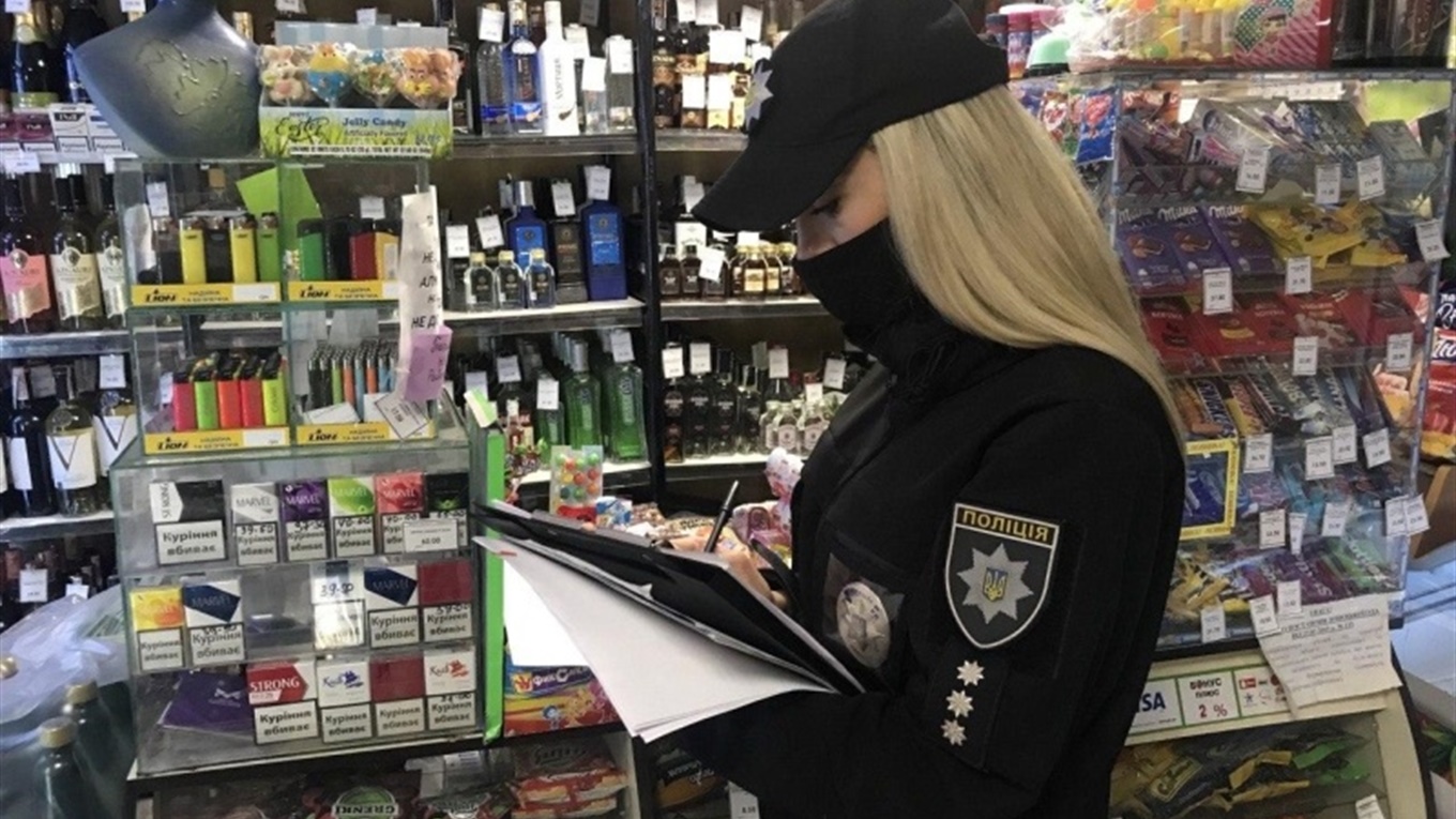 Добропільська поліція пристягнула до відповідальності продавчиню, яка продала сигарети підлітку