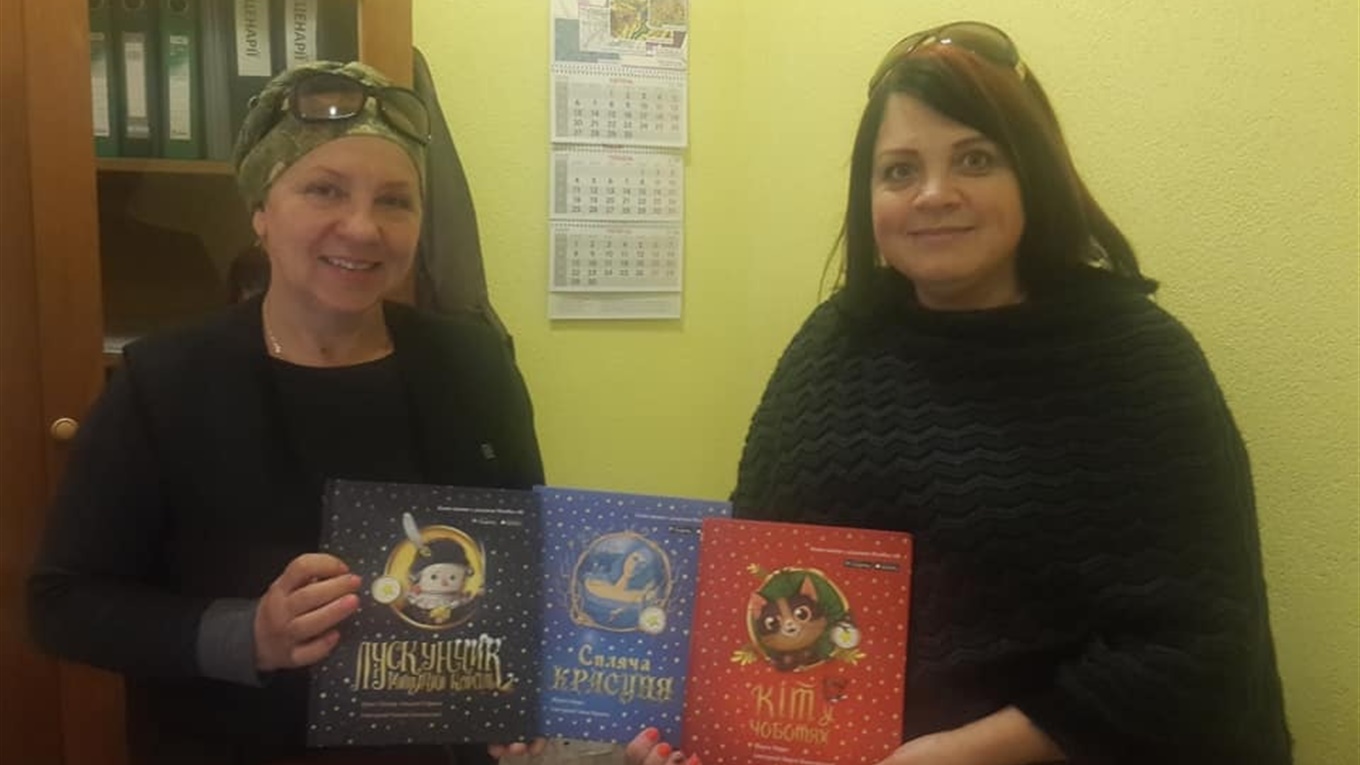Тетяна Сушко поповнила Дівичківську бібліотеку дитячими книгами. Допомогла "Нова пошта"