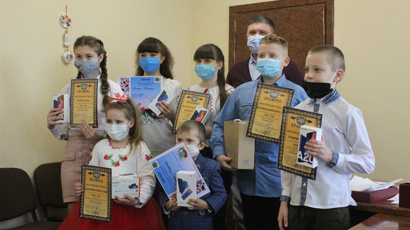 Смартфони, планшет та відеокамера: в Попасній нагородили переможців двох районних онлайн-конкурсів