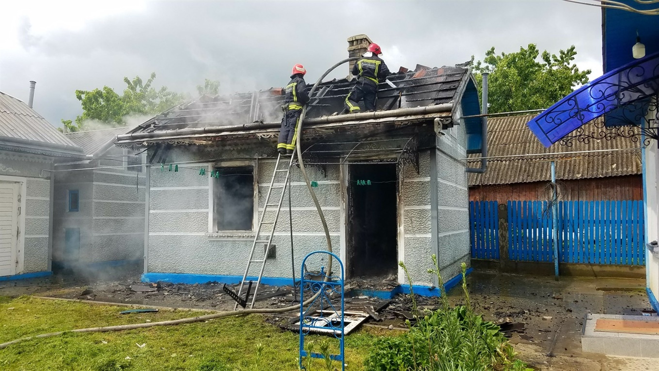 Дощ — не завада пожежам: у Кліводині горіла літня кухня