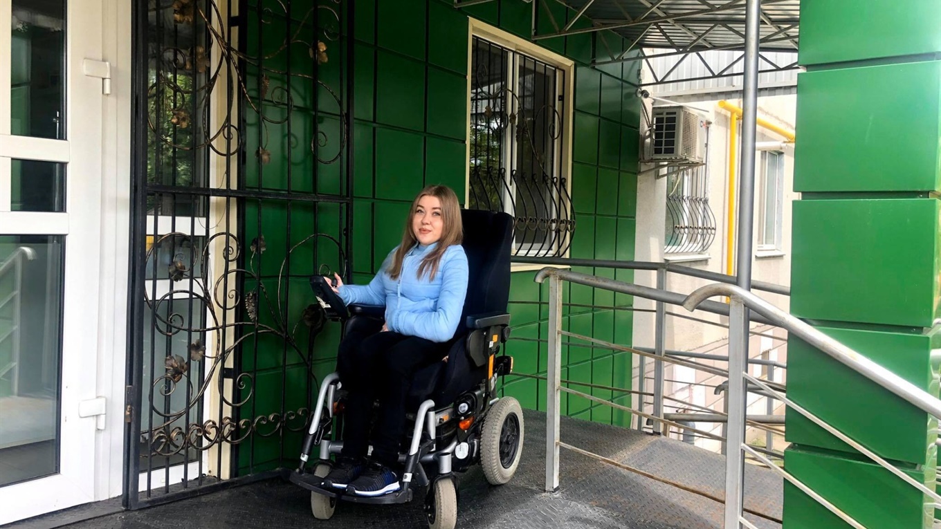 Високі бордюри, небезпечні пандуси. Яким бачать Переяслав люди на візках?