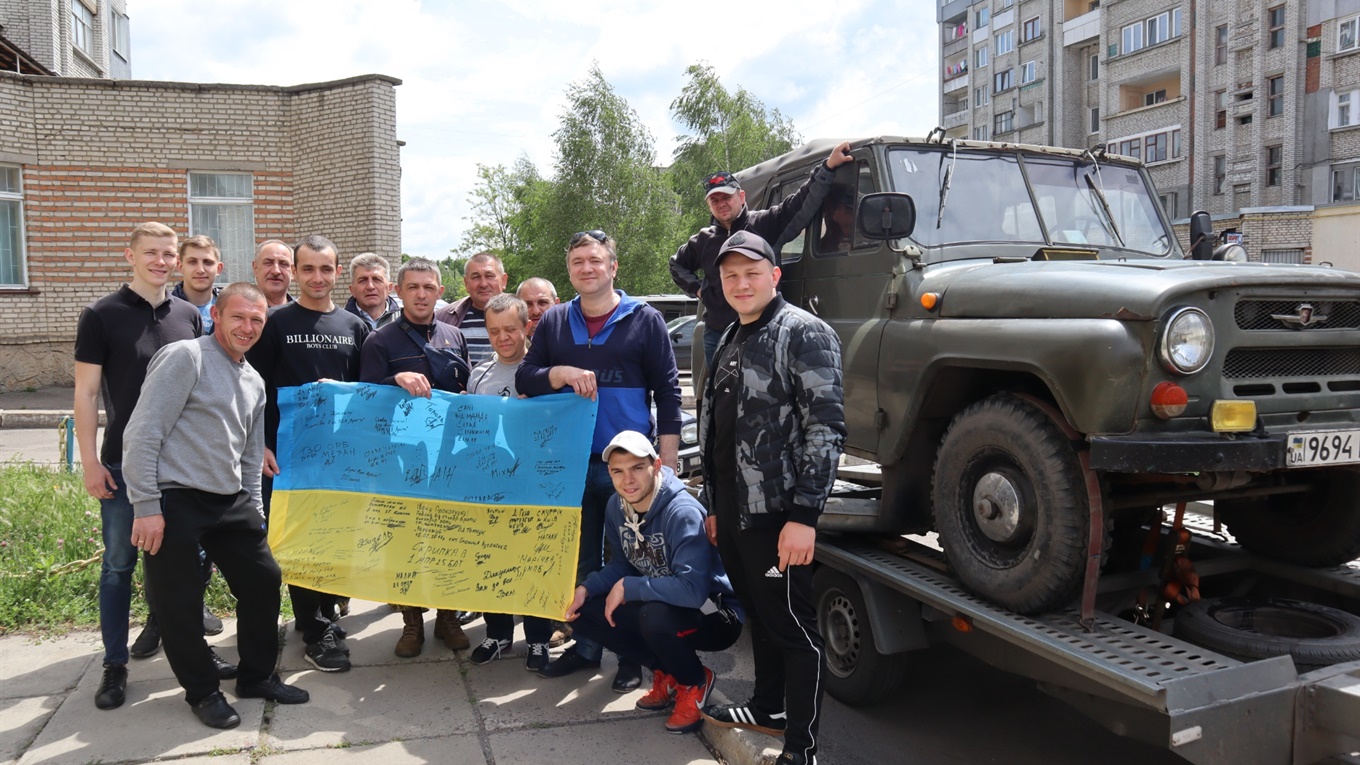 Два автомобілі везуть військовим 24-ої ОМБР в зону ООС червоноградські волонтери 
