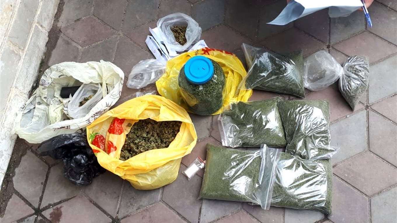 У жителя района полицейские изъяли более килограмма расфасованных наркотиков