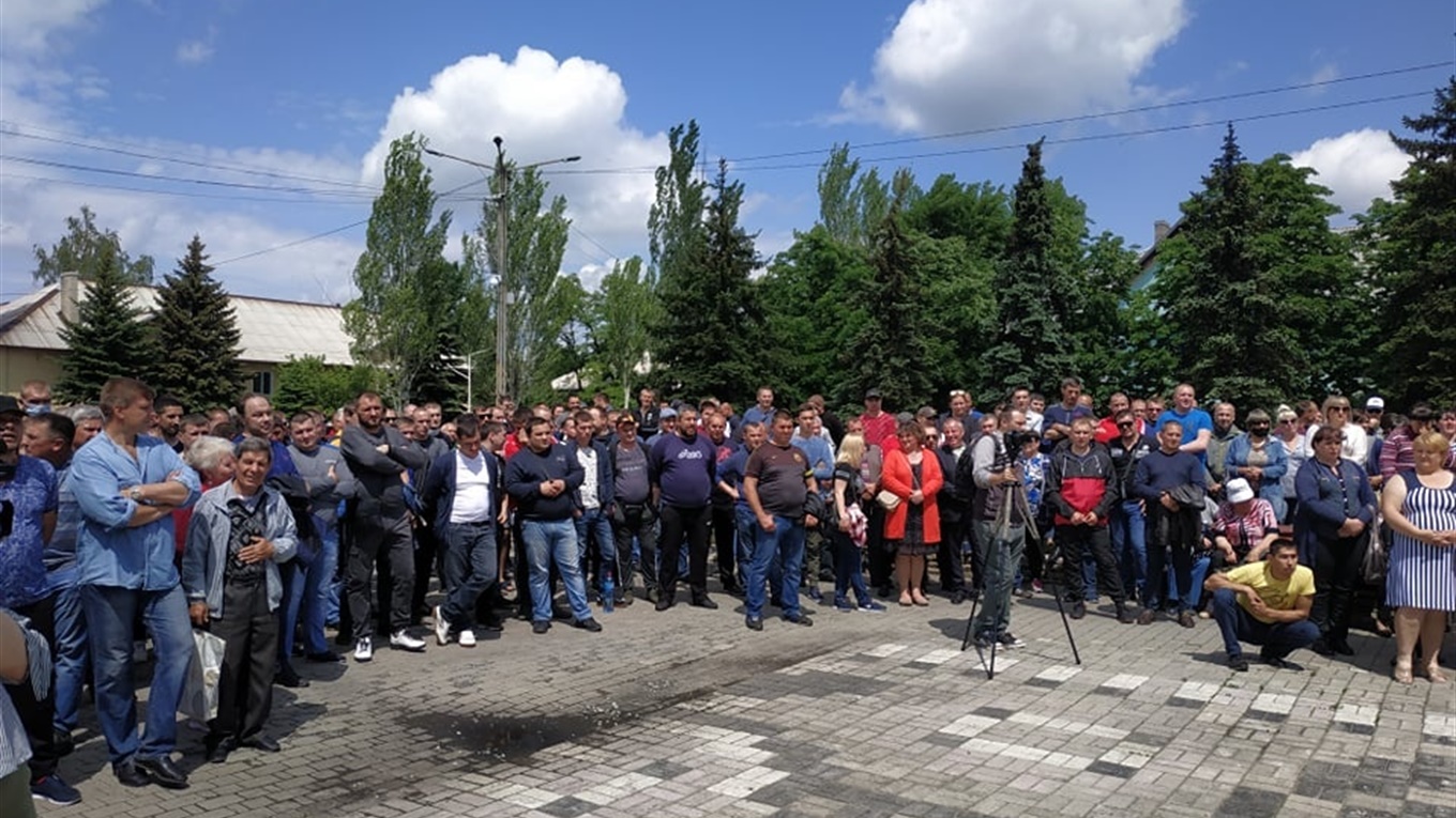 Близько 500 гірників Добропілля сьогодні протестували проти зупинки вугільних підприємств