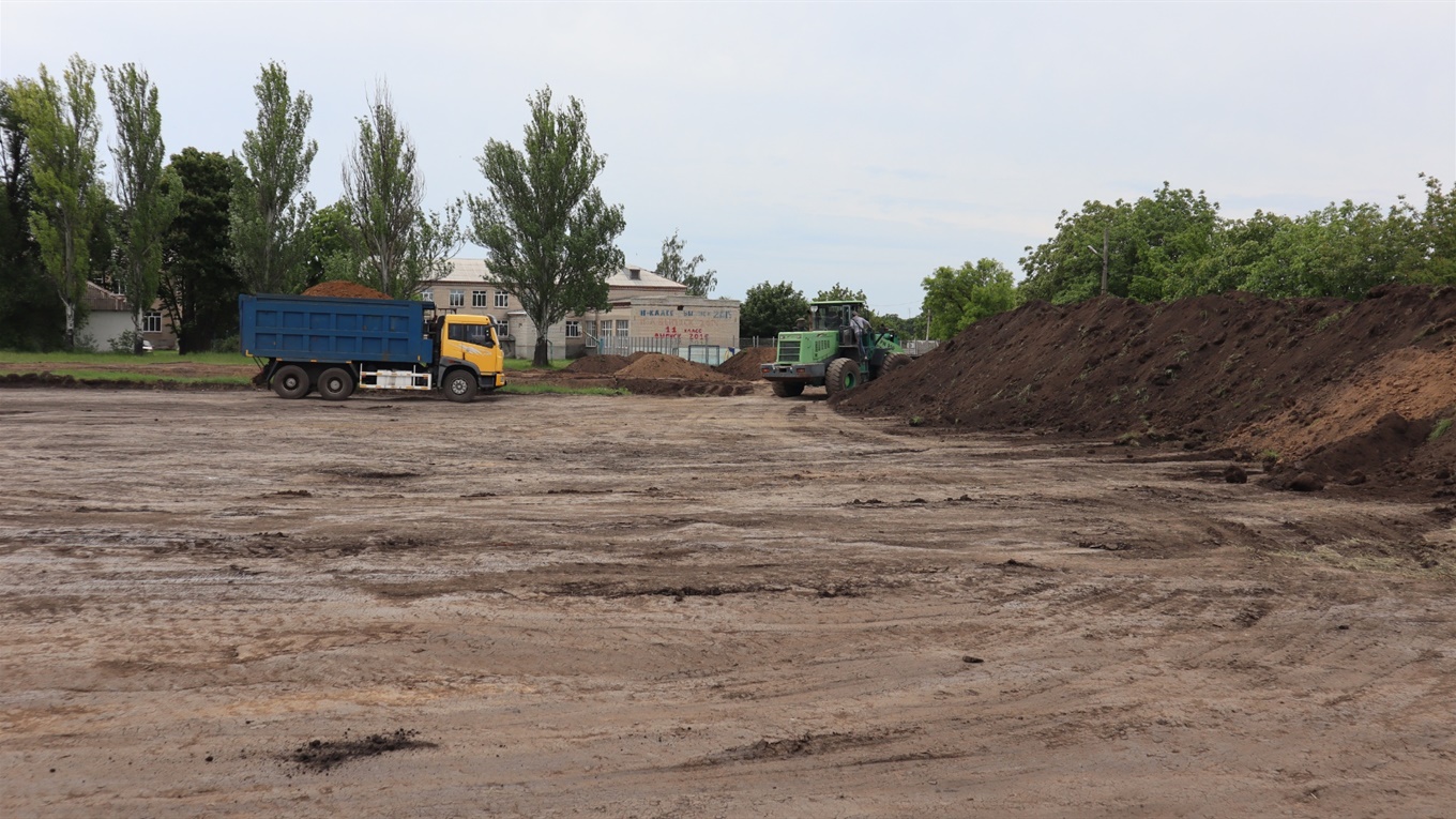 Фоторепортаж із будівництва великого футбольного стадіона у Волновасі