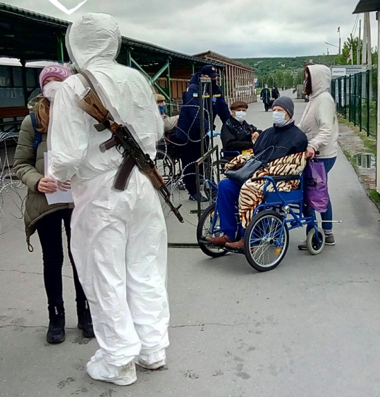 КПВВ «Станица Луганская» пропускает людей во время карантина