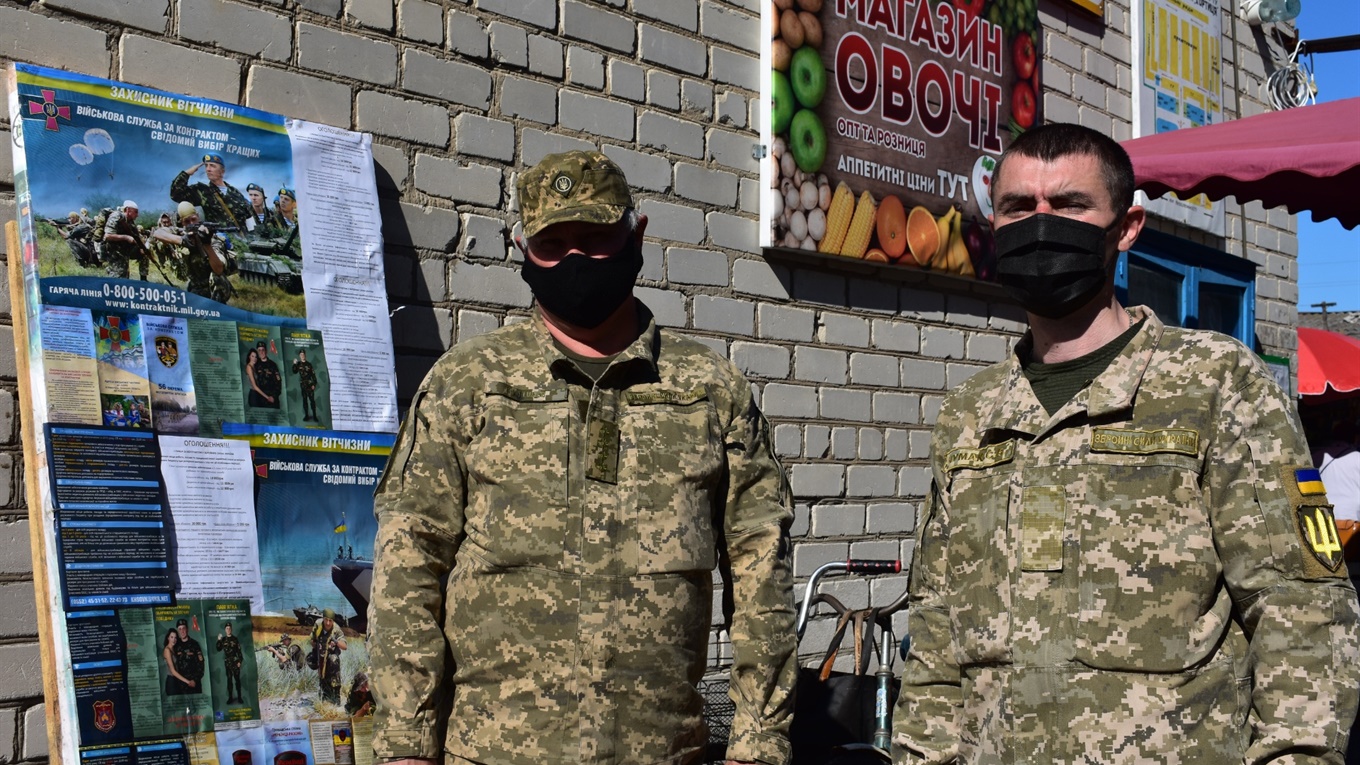 В Нижніх Сірогозах агітують за контрактну військову службу