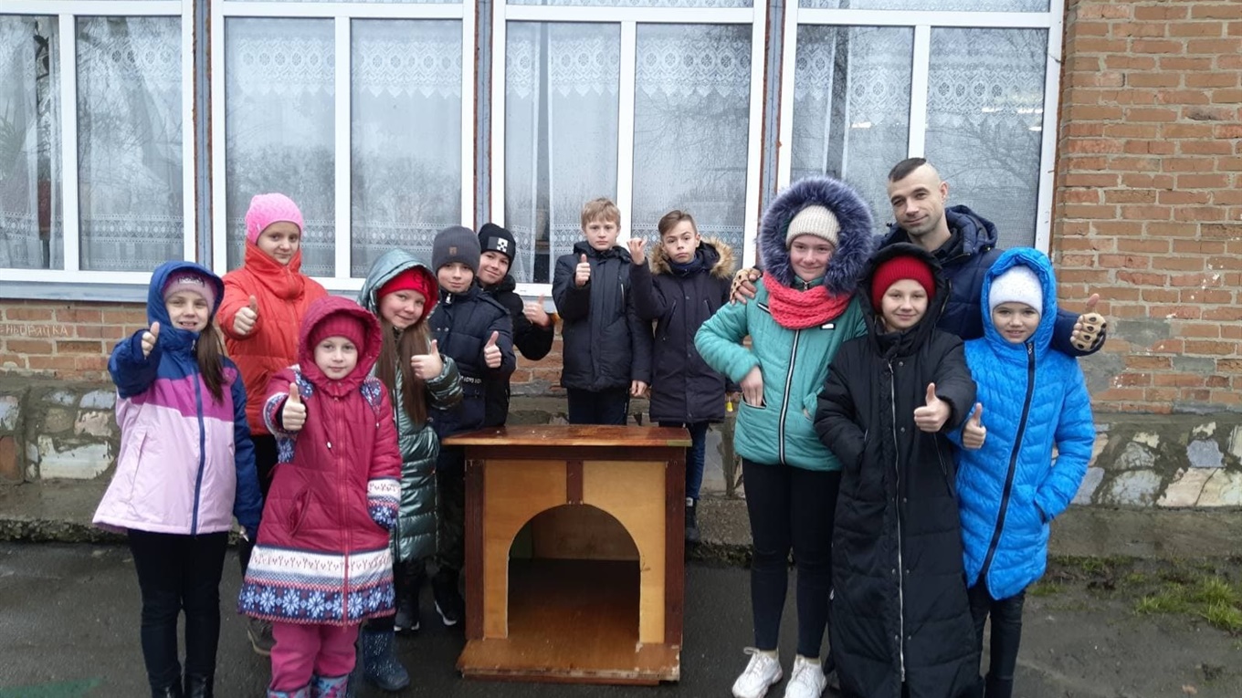 Переяславські школярі змайстрували будку для собачого притулку і перемогли в конкурсі