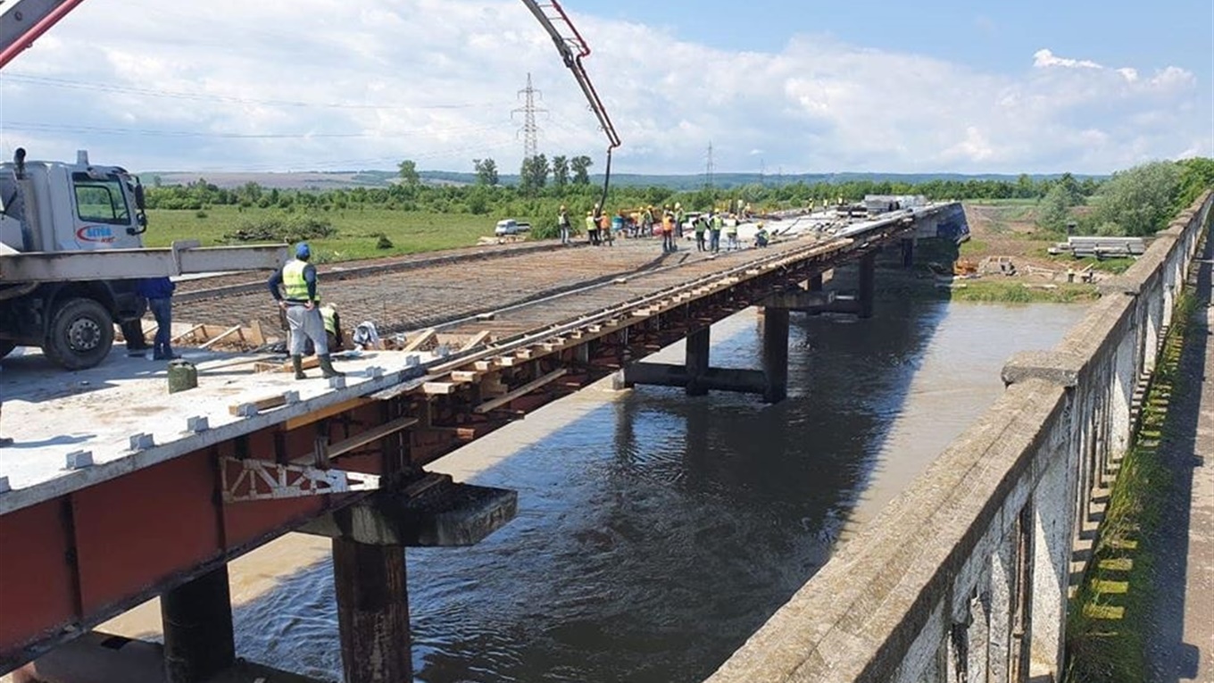 Програма "Велике будівництво" на Калущині: ПБС бетонує четвертий прогін мосту через Дністер 