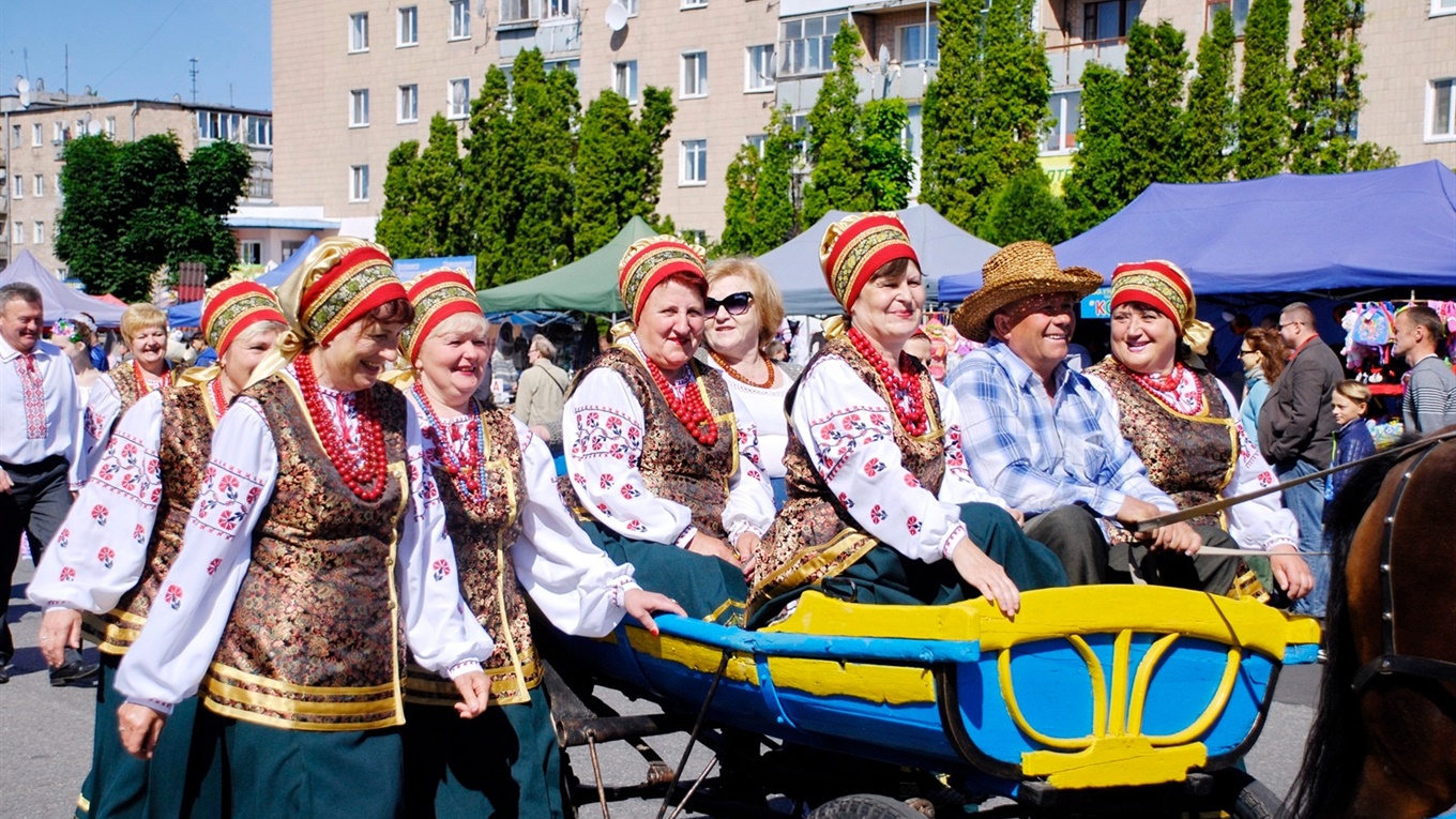 Захист від русалок і грішне дерево. У зелені свята на Менщині поминали родичів і водили тополю