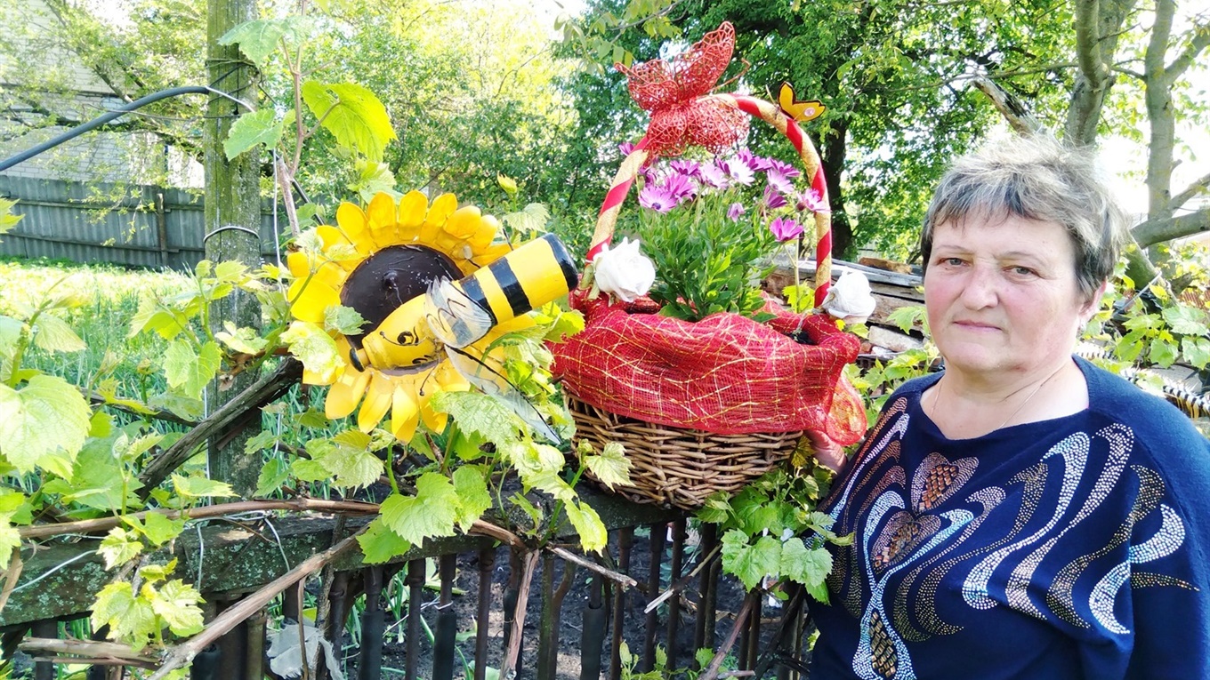 Менянка Тетяна Терещенко прикрасила двір обійстя власноруч зробленим декором 