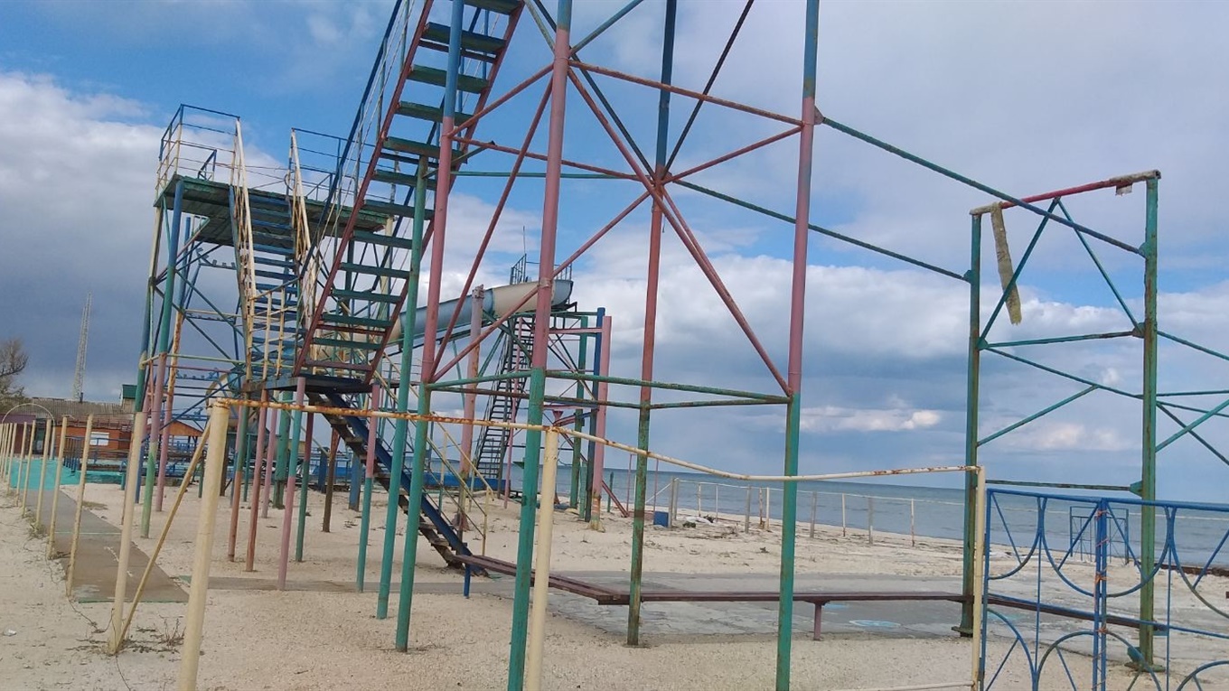 На пляже возле БО «Арабатская Стрелка» демонтируют комлекс водных горок