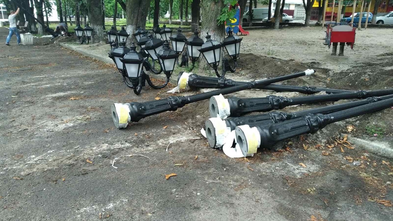 У волноваському центральному сквері продовжують встановлювати ліхтарі та ремонтувати сцену: фото