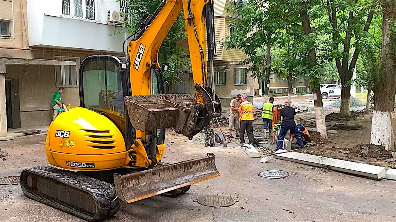 Дождь труду не помеха: в Измаиле продолжаются дорожные работы (видео)