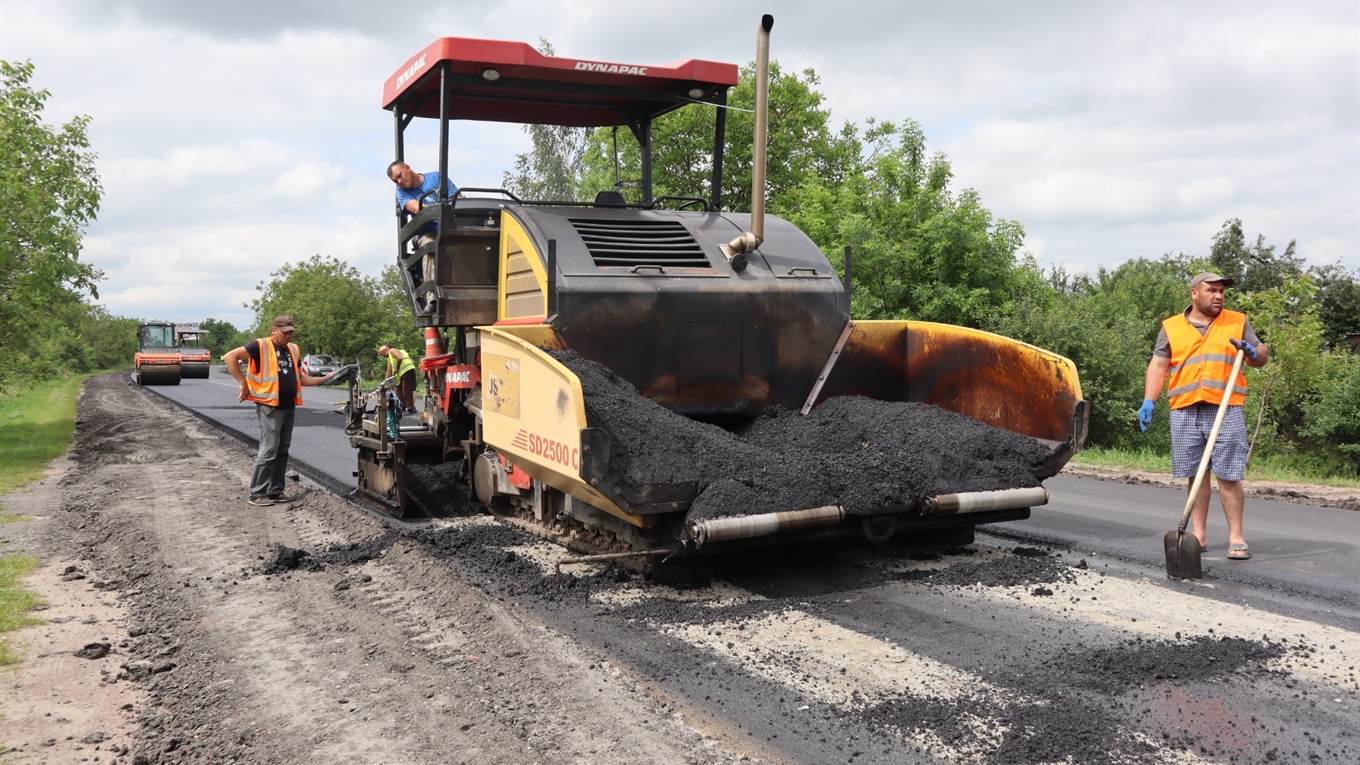Асфальт товщиною 11 см вкладають на об'їзній дорозі Червонограда від пам'ятника шахтарю до Солокії