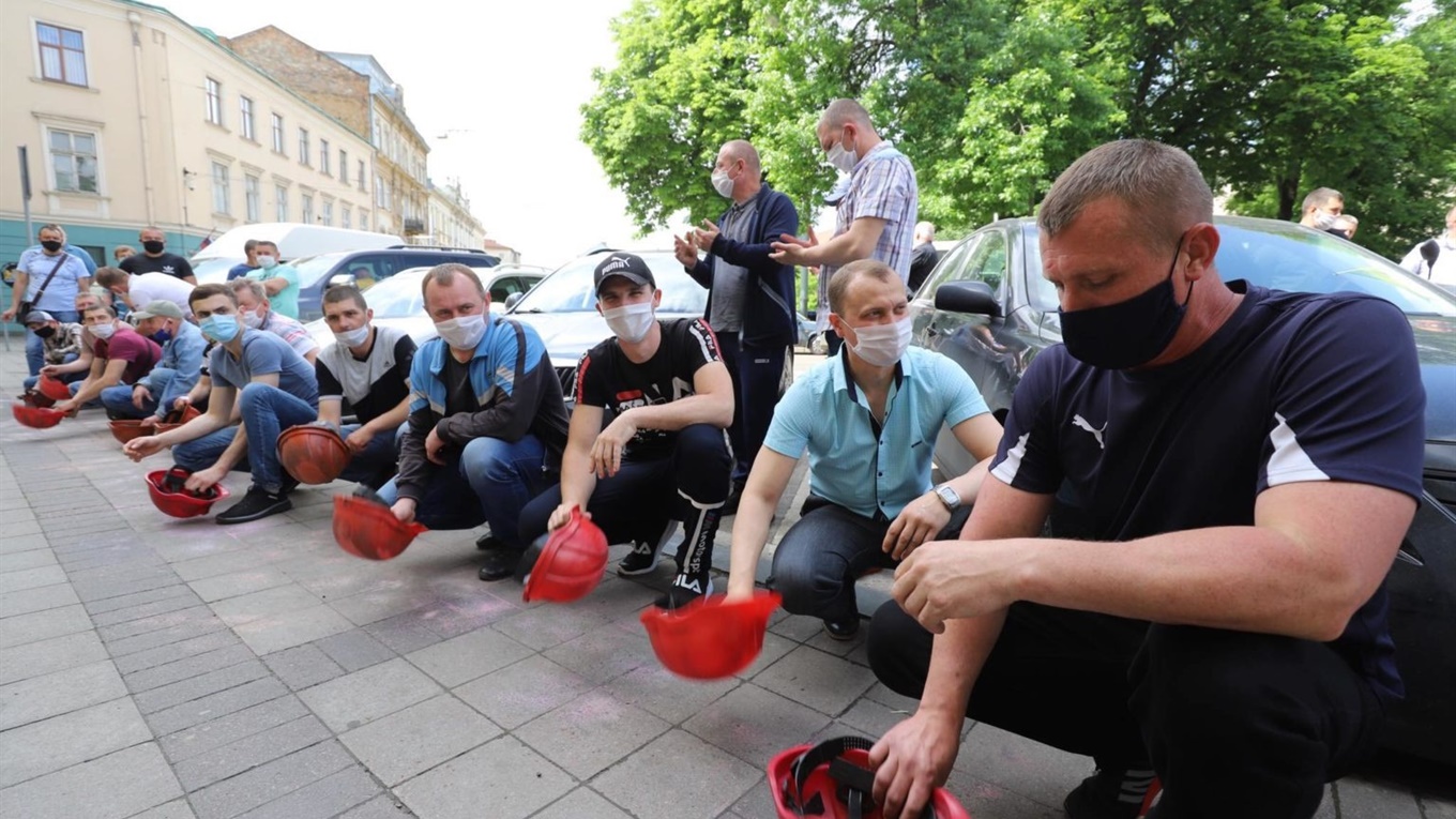 Чотири місяці без зарплати – шахтарі «Надії» гримали касками під стінами Львівської обласної ради