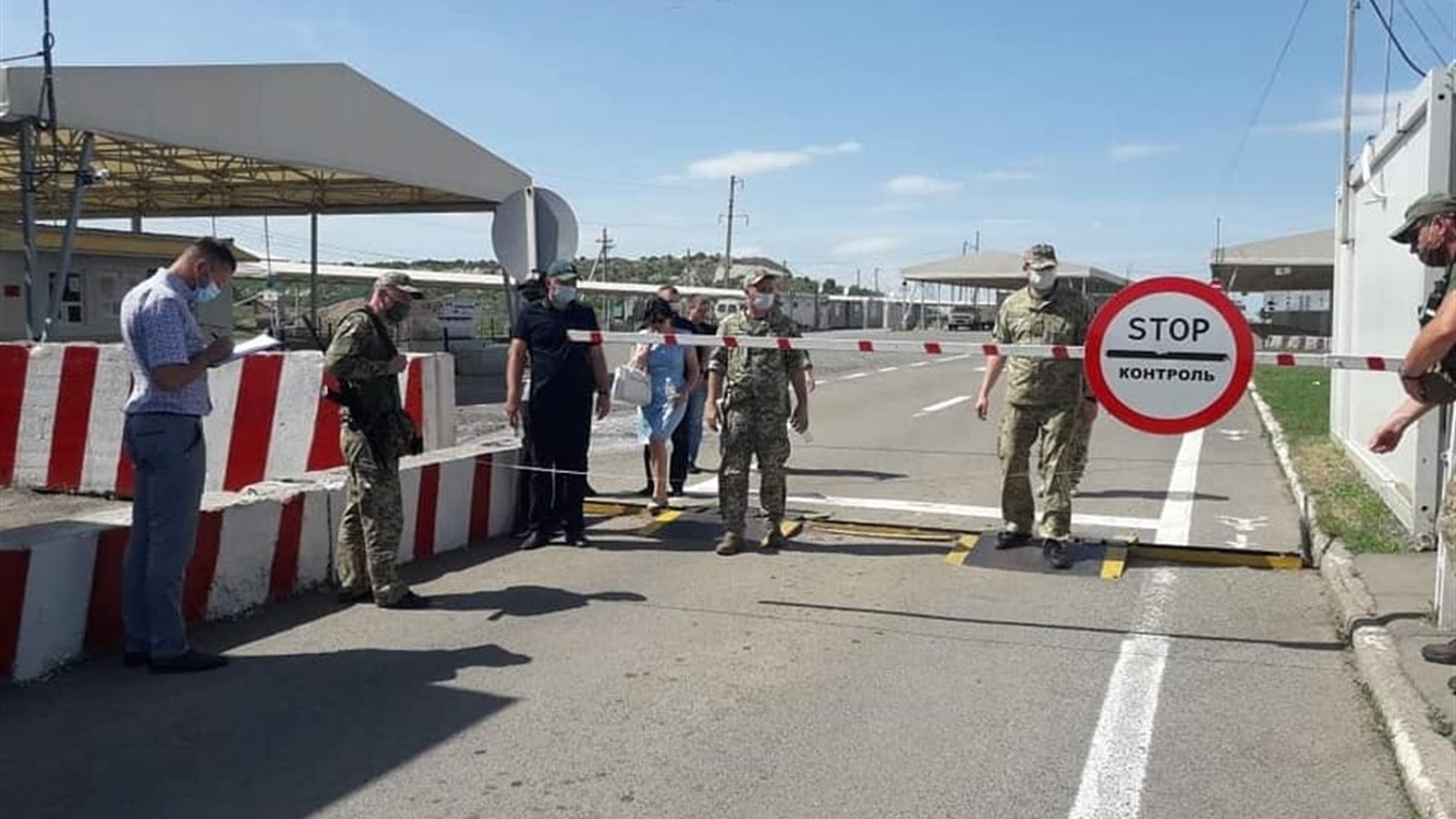 Пропускают ли в Новотроицком и Марьинке: что происходит на КПВВ в Донецкой области