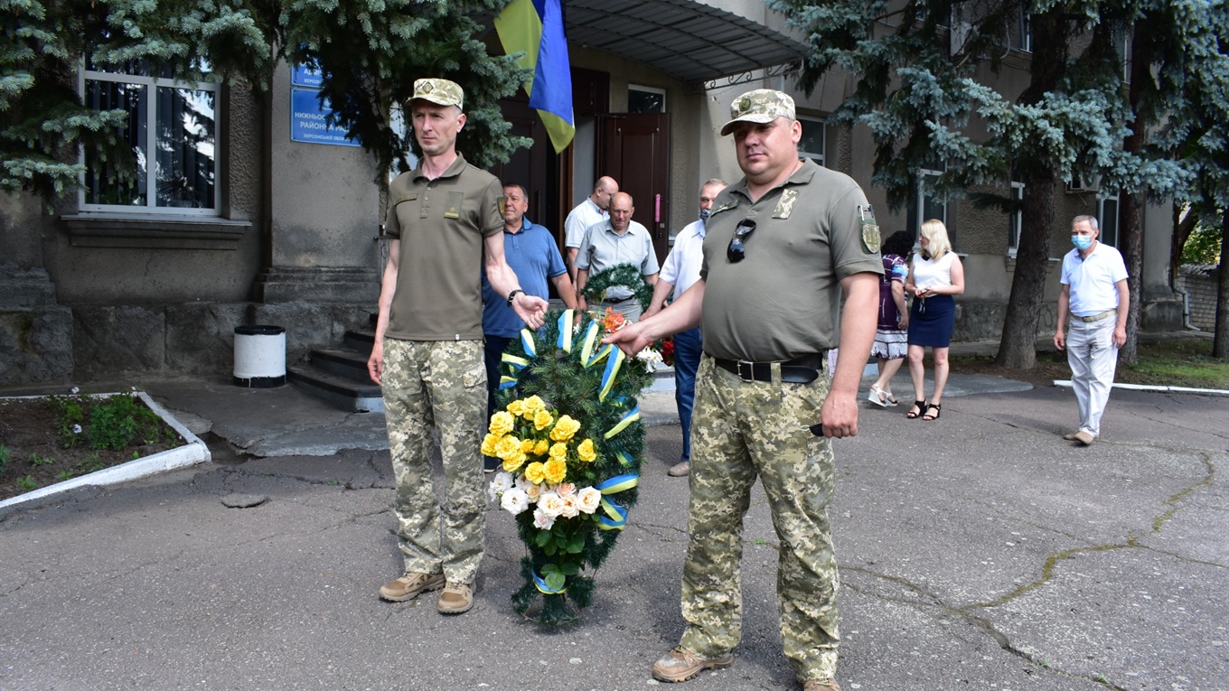 Покладанням квітів і хвилиною мовчання в Нижніх Сірогозах вшанували пам’ять жертв війни