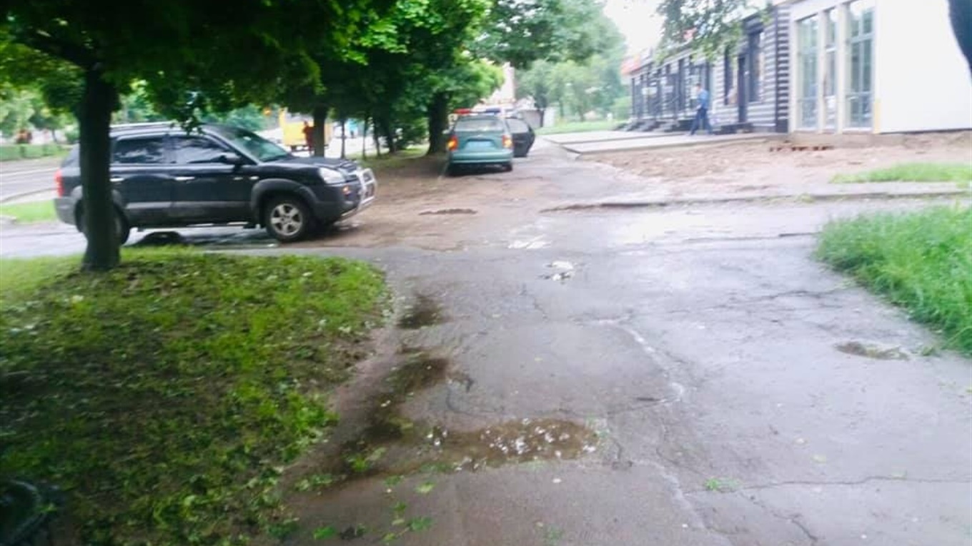 Смертельне ДТП у Калуші: водій збив літню жінку, виїжджаючи заднім ходом