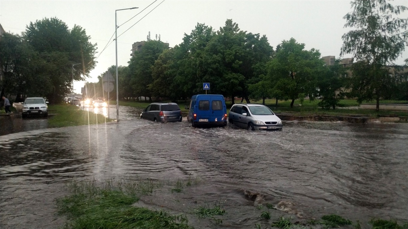 Україну накрили зливи і грози. Скільки триватиме негода – невідомо. Як не стати жертвою стихії?