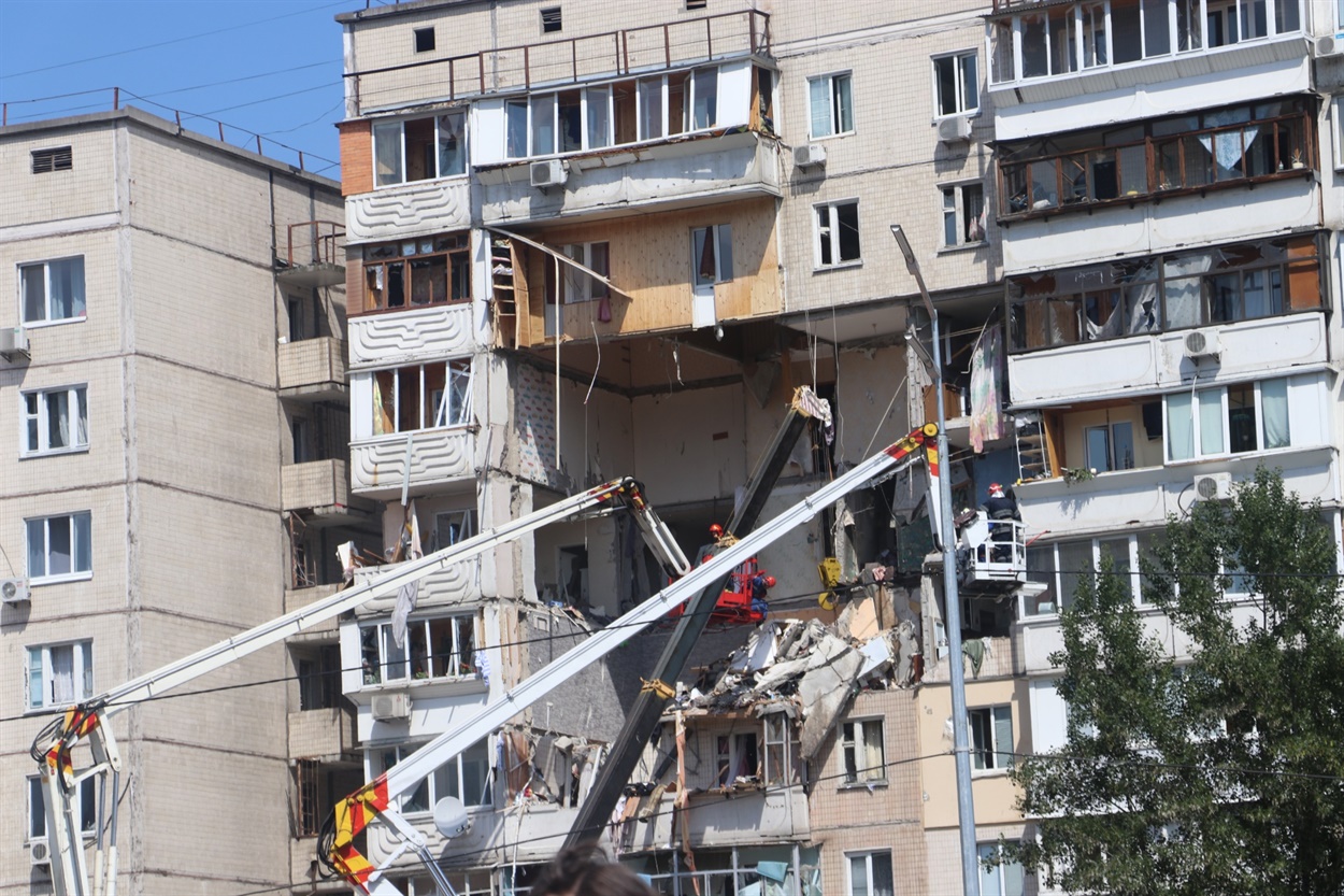 Последствия взрыва в доме на Позняках в Киеве