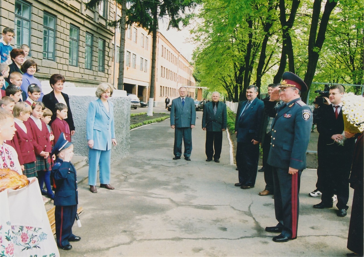 2007 год. Детский дом в Радомышле Житомирской области, над которым шефствовало МВД. 5-летний мальчик в милицейской форме докладывает первому заместителю министра внутренних дел Михаилу Корниенко
