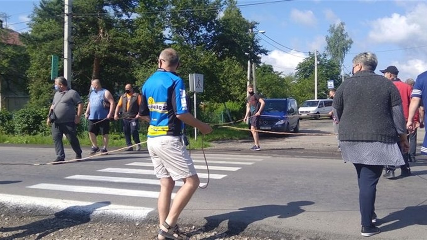 У Болехові люди перекрили дорогу державного значення: поліція для автотранспорту встановила 5 постів