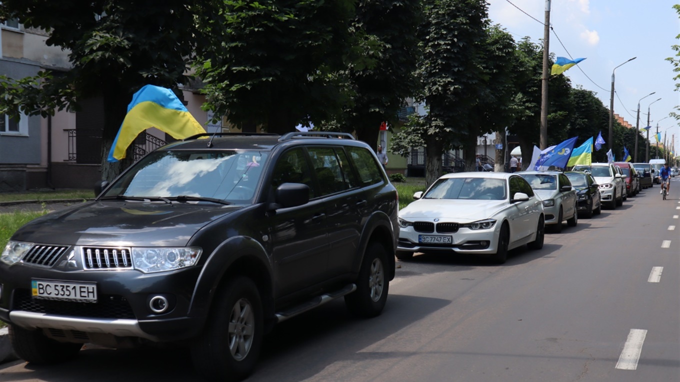 На День Конституції в Червонограді організували автопробіг. У ньому взяла участь нардеп Софія Федина