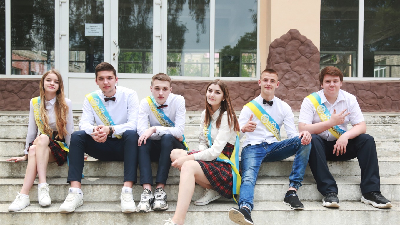 Селфівипускний 2020: фотопроект з випускниками Кіцманської школи та гімназії