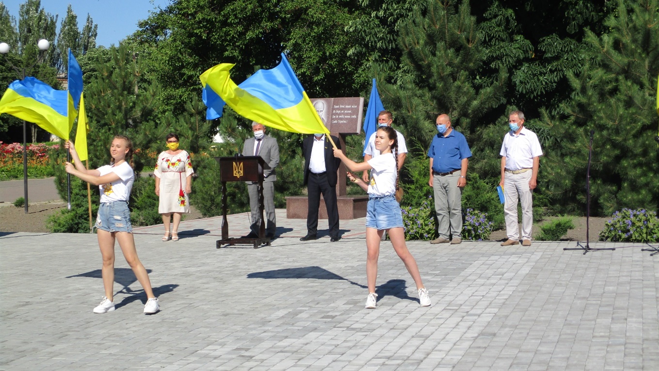 До Дня Конституції в Нижніх Сірогозах провели мітинг, покладання квітів і онлайн концерт