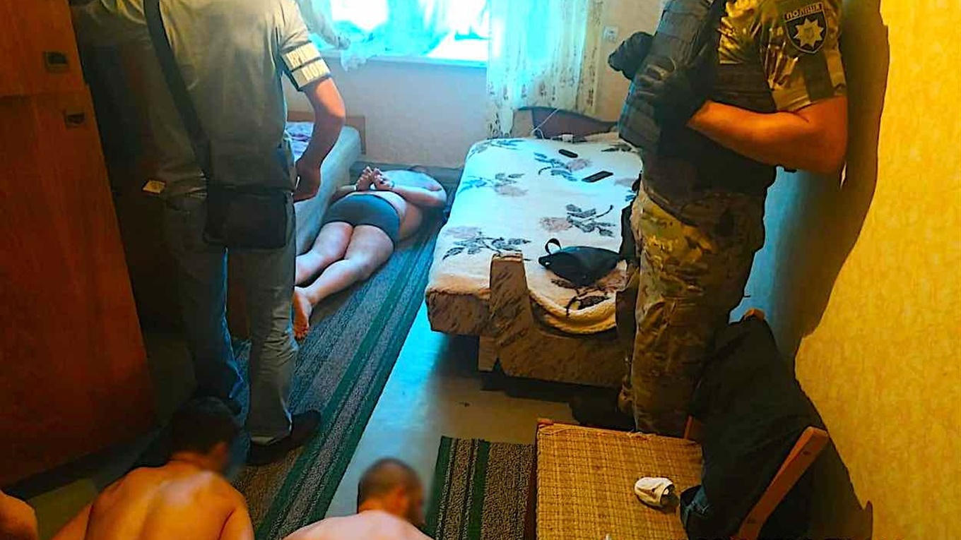 Карта, деньги, шесть стволов: полиция Измаила задержала грабителей из крупной банды (видео)