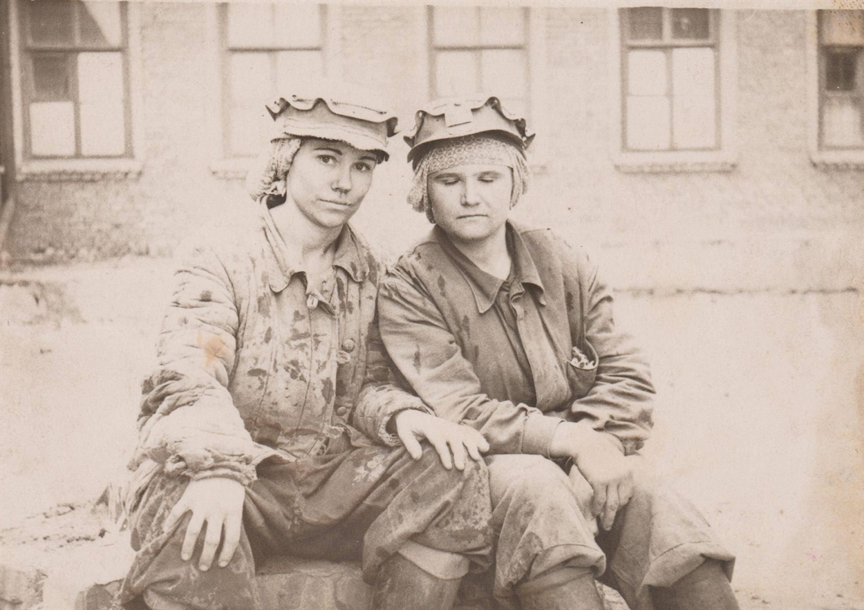 Тамара Устиновна Литвинчук (слева) после войны работала на шахте, 1945 год