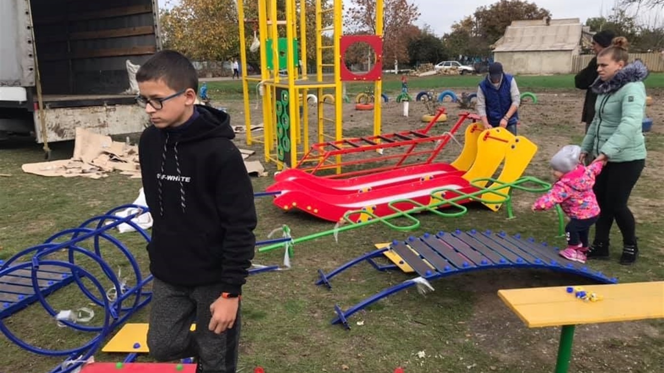 У Новопетрівці згуртувалася громада і побудувала майданчик для дітей: допомога влади не знадобилася