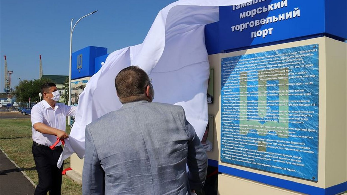 В Измаильском порту восстановили доску почета, которую недавно во время ДТП снес пьяный водитель