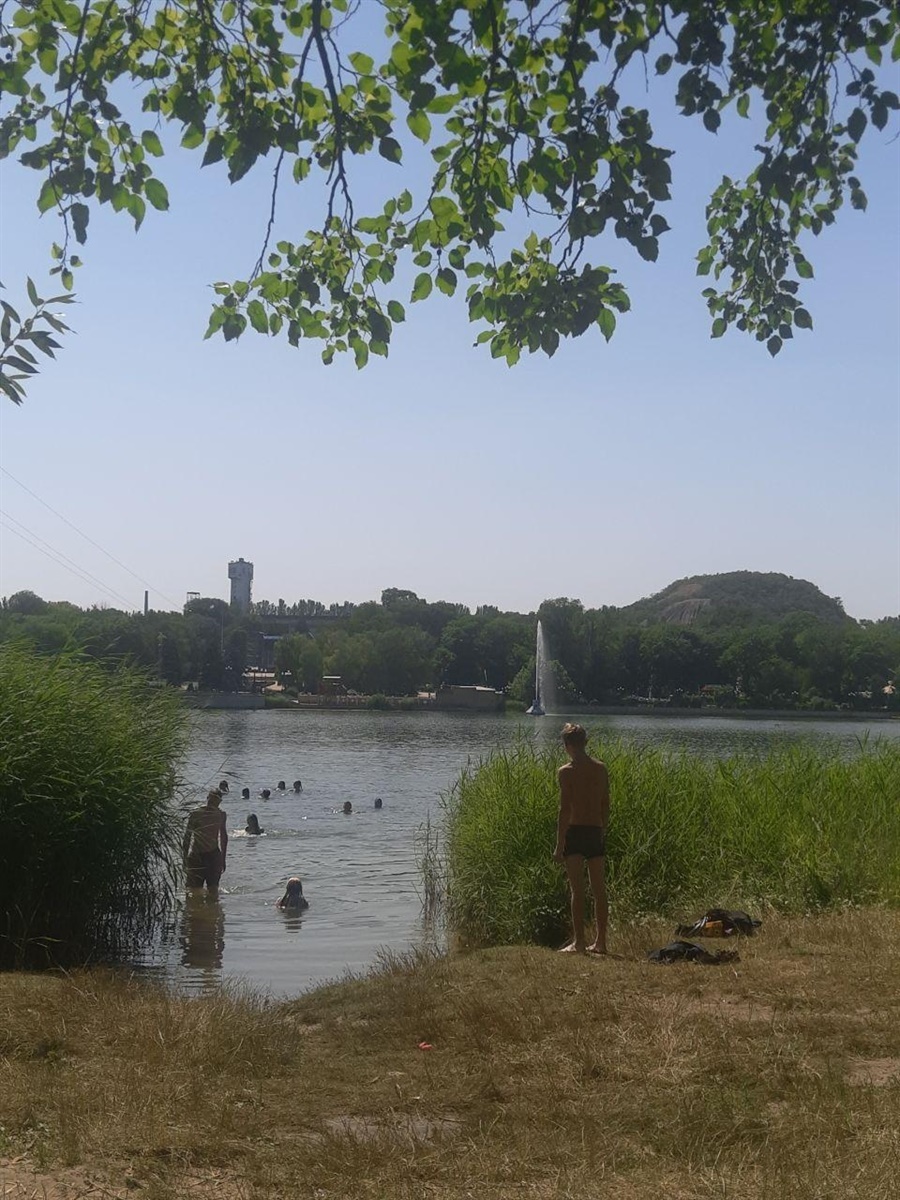 Выход к воде на Первом городском ставке в парке Щербакова